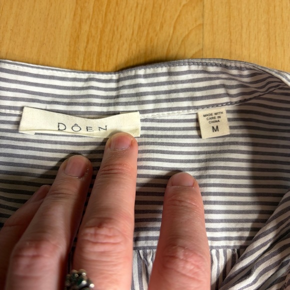 Doen Holde Blouse in Brighton Stripe Button-Front Peasant Shirt Cream & Gray - Picture 4 of 10